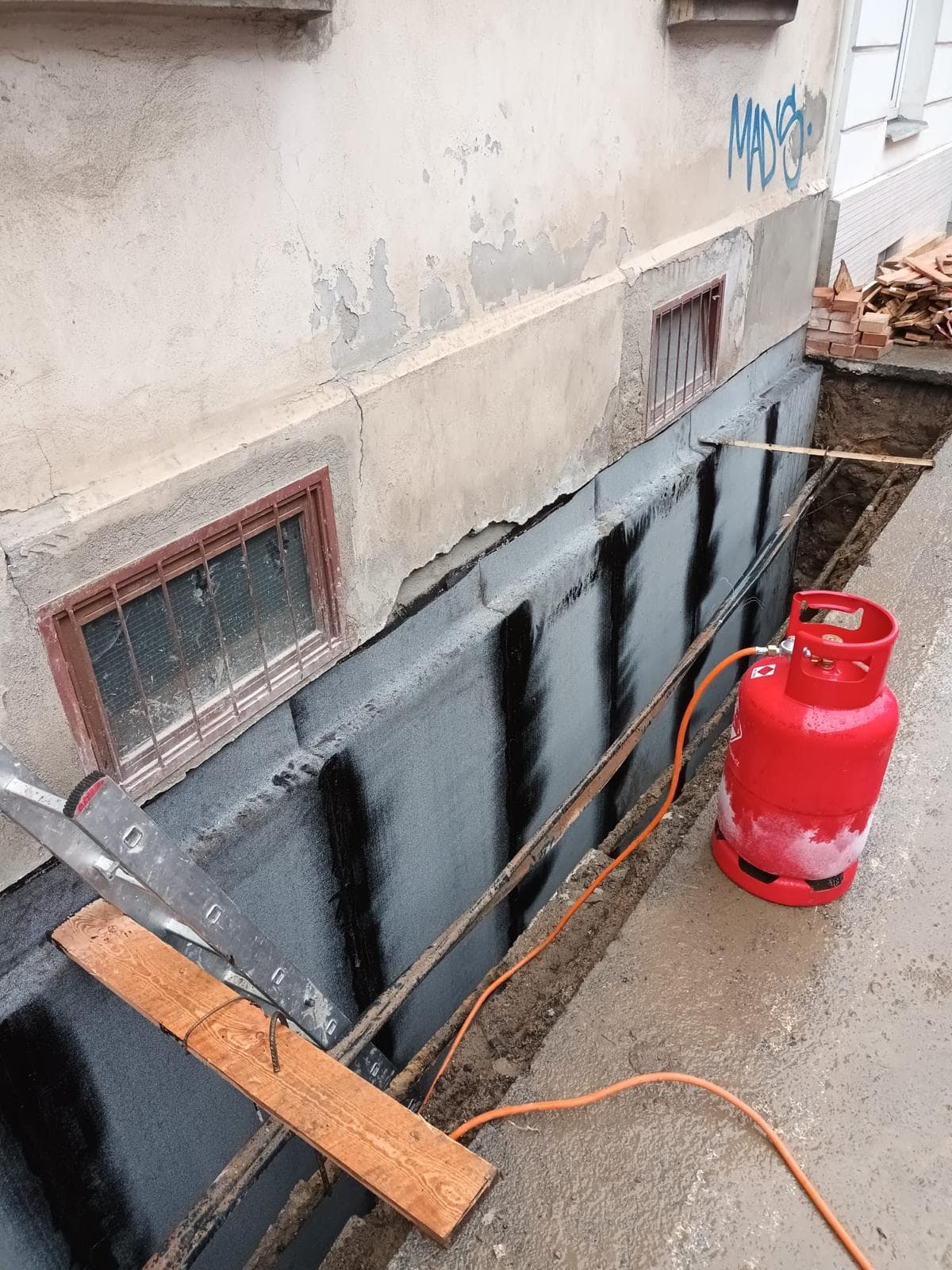 Sanace základů a hydroizolace